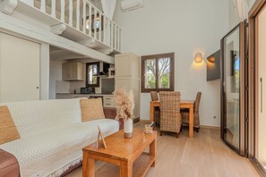 Dúplex, vistes al jardí (3 Adultes) | Cuina privada | Frigorífic, microones, forn i placa de cuina 