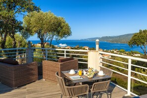 Daily continental breakfast (EUR 12 per person)