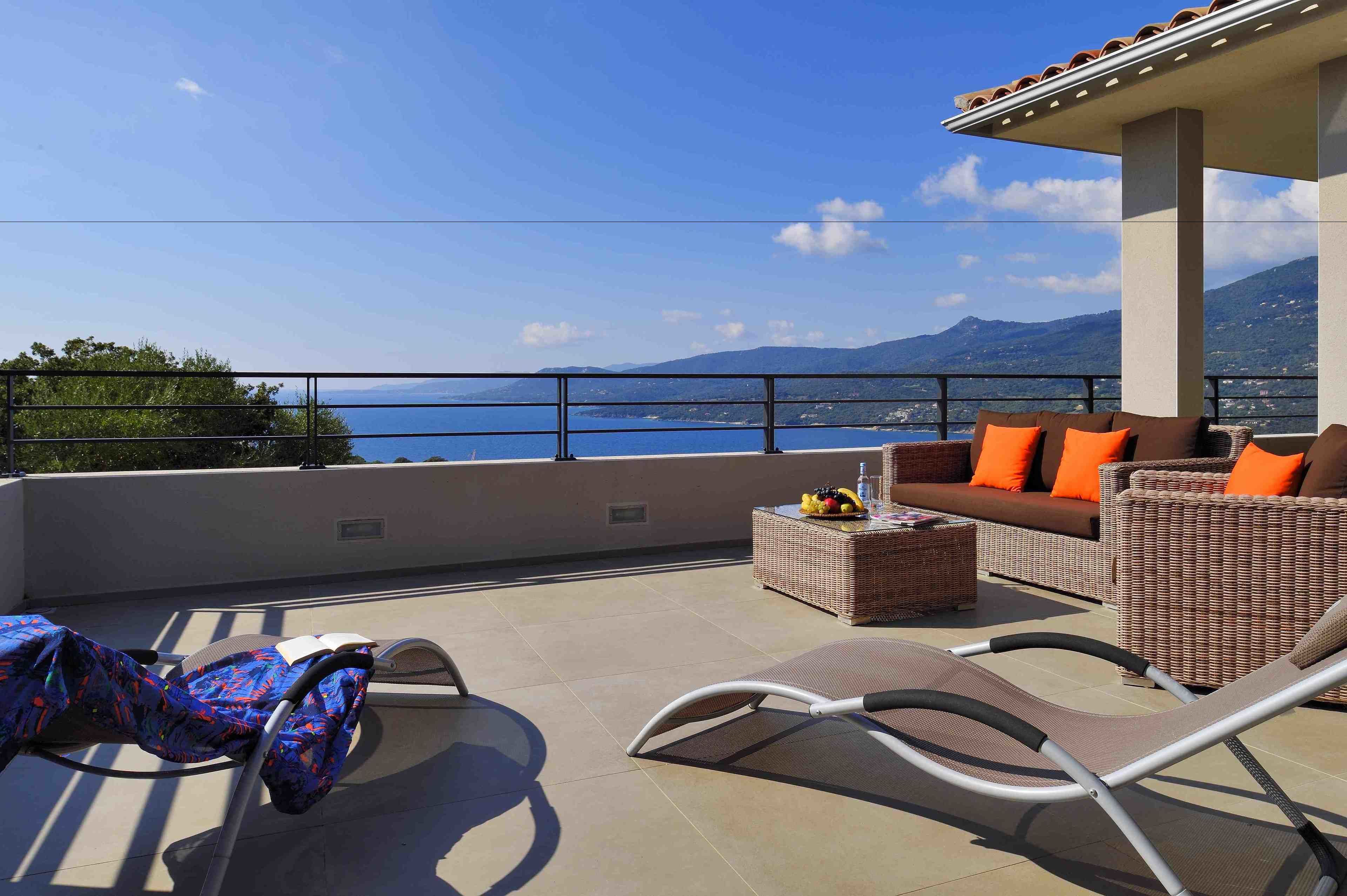 أغطية فراش متميزة وخزنة داخل الغرفة وتجهيزات عازلة للصوت