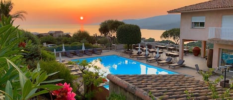2 piscines extérieures, parasols, chaises longues