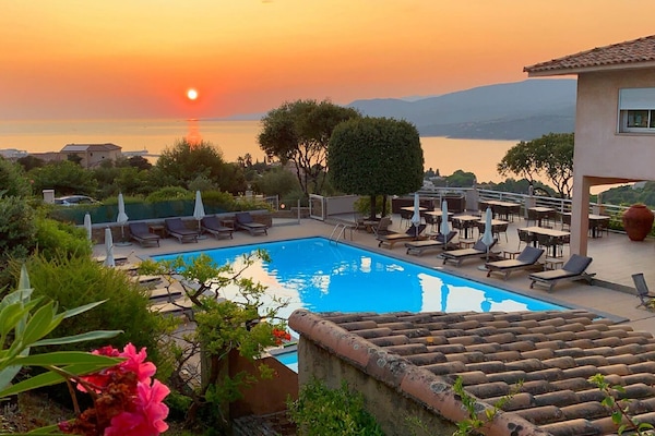 2 piscine all'aperto, ombrelloni da piscina, lettini