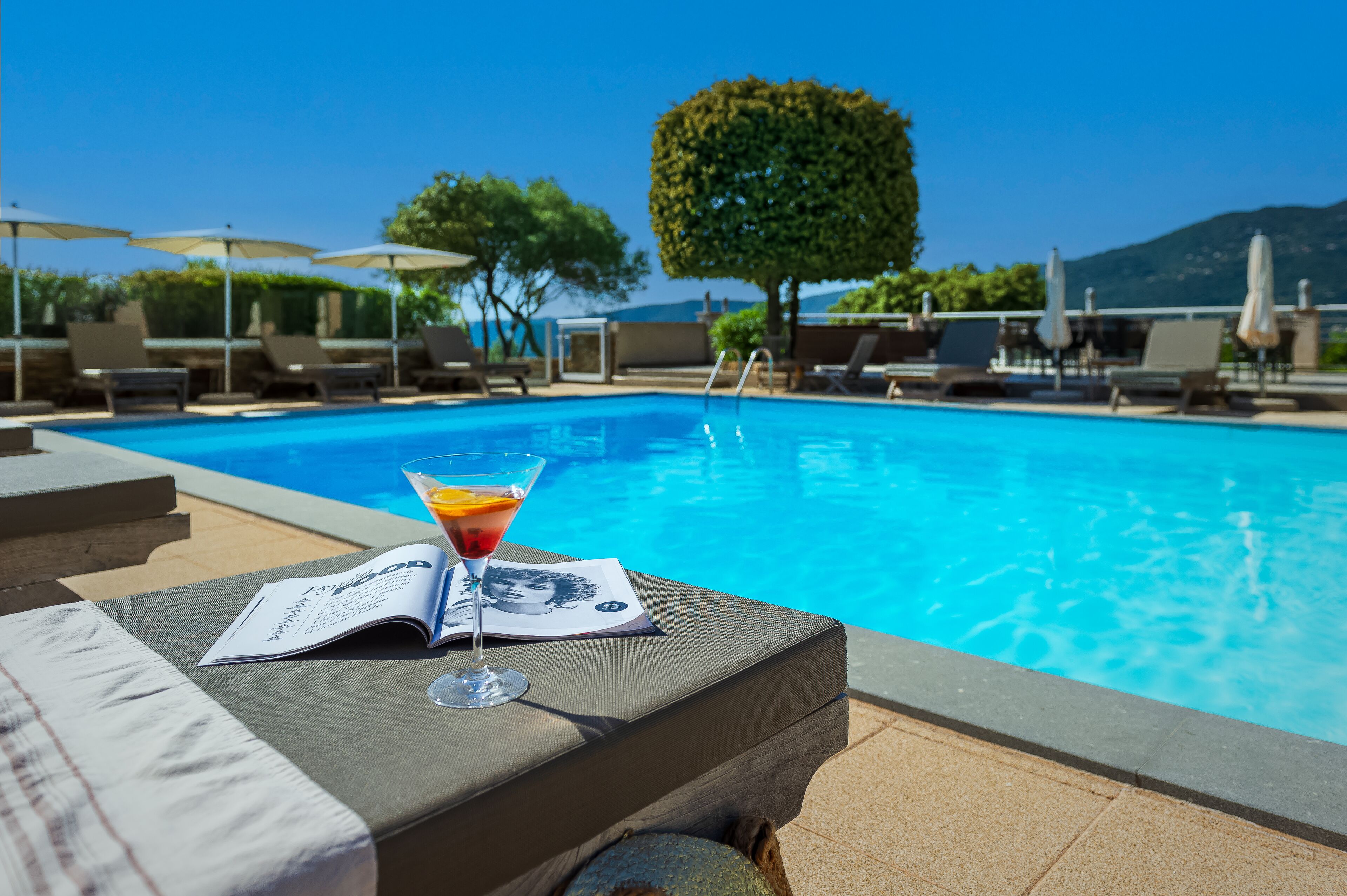 2 من حمّامات السباحة الخارجية، مظلات على حمّام السباحة، مقاعد للتشمس