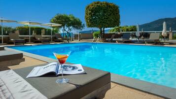 2 ulkouima-allasta, aurinkovarjoja, aurinkotuoleja