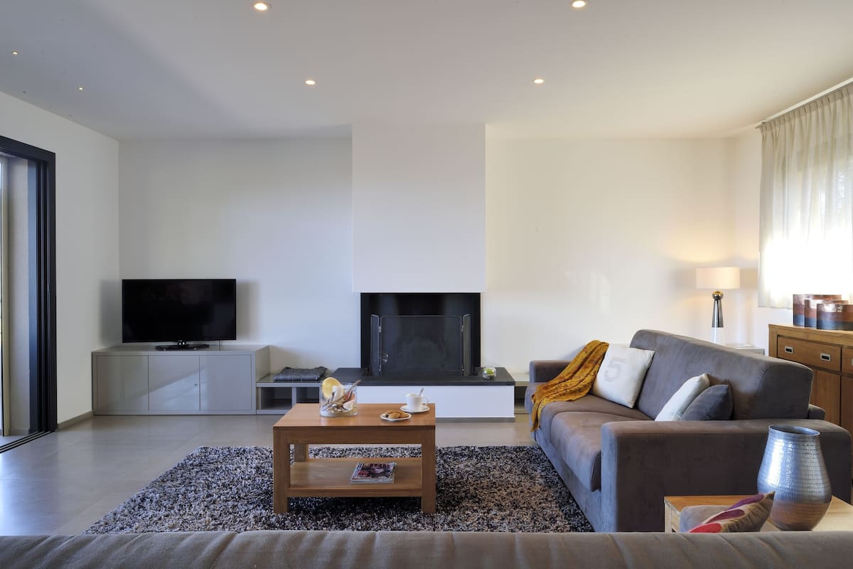 Suite - 2 soveværelser - havudsigt | Opholdsområde | 82-centimeters LCD-tv med digitale kanaler, tv