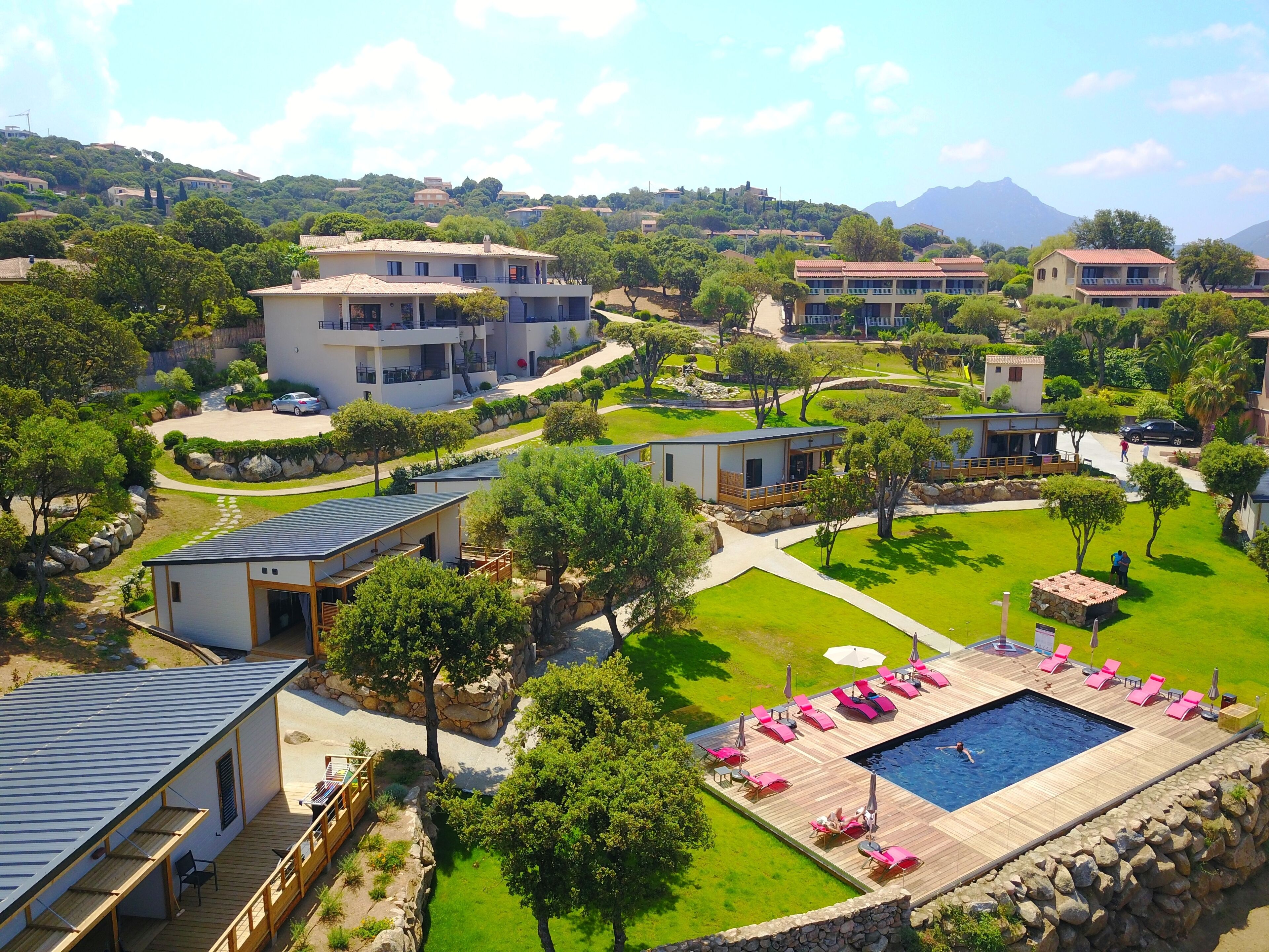 2 piscines extérieures, parasols de plage, chaises longues