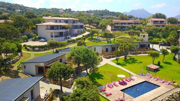 2 piscines extérieures, parasols de plage, chaises longues