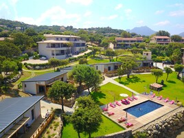 2 piscinas externas, guarda-sóis, espreguiçadeiras