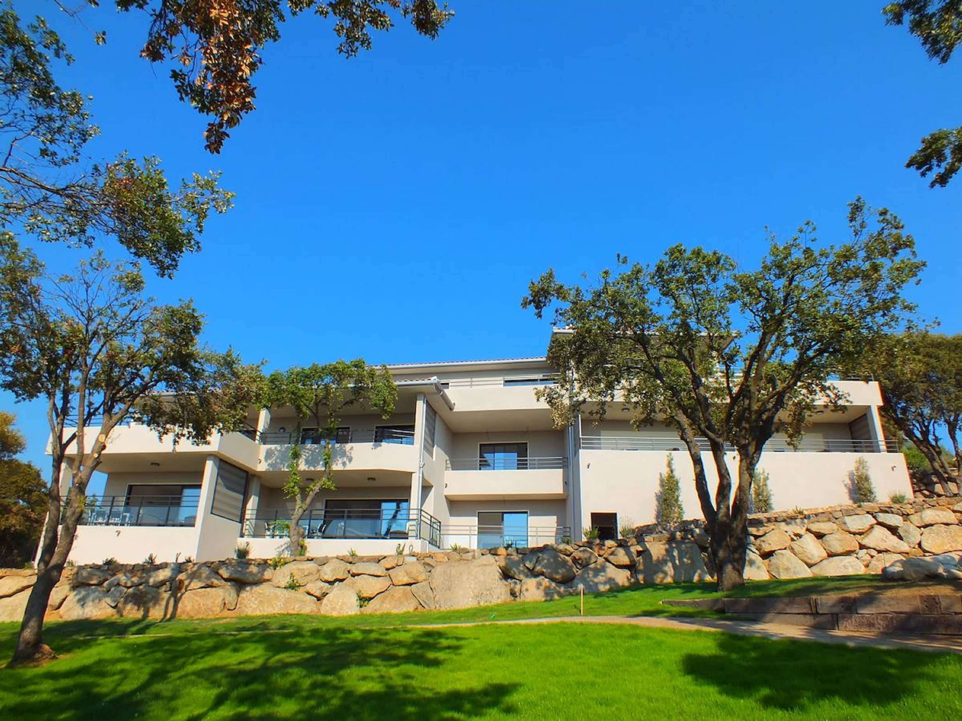 المنشأة من الخارج