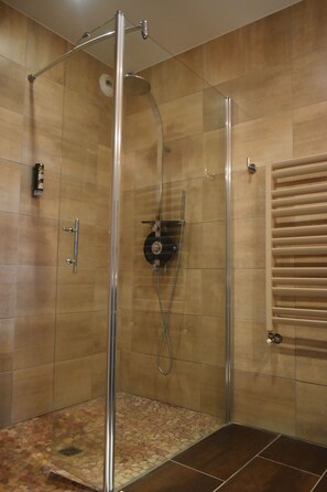 Habitación familiar | Baño | Amenidades de baño gratuitas, secadora de cabello, toallas
