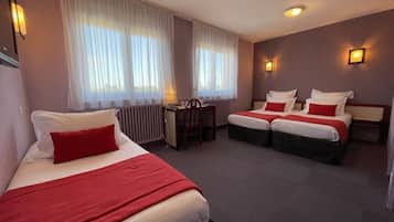 Quarto triplo standard | Individualmente decorados, individualmente mobiliados, escrivaninha