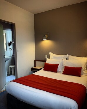 Double Room | Bathroom | Free toiletries, hair dryer, towels - Hôtel le Cheval Blanc (Giffaumont-Champaubert)