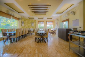 Frukost, lunch och middag serveras