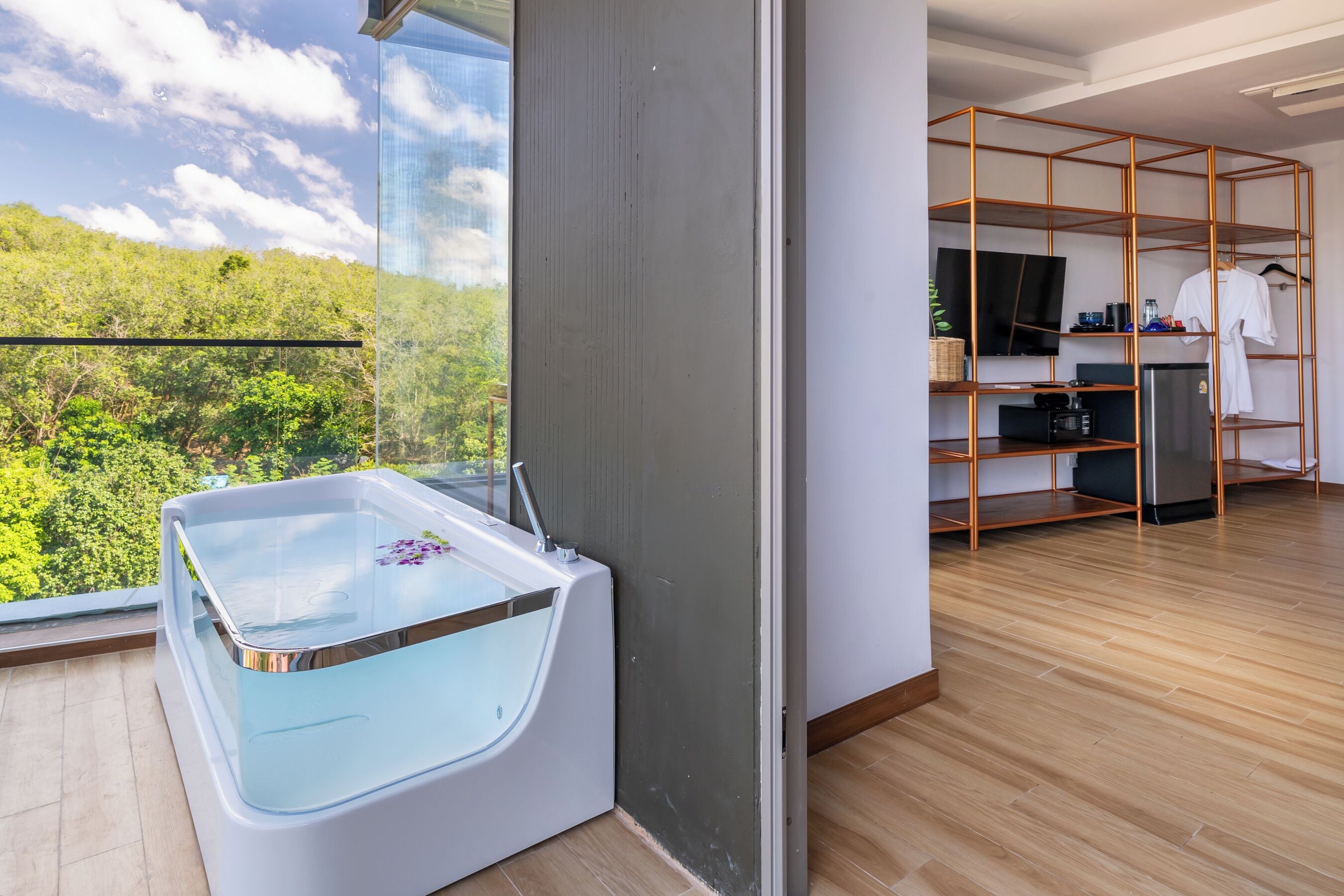 super deluxe double with bathtub | 1 bedroom, in-room safe, desk, free wifi