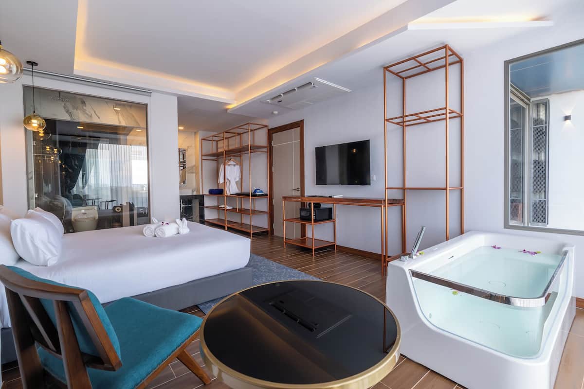Premium Family Suite | 客房內保險箱、書桌、免費無線上網、床單