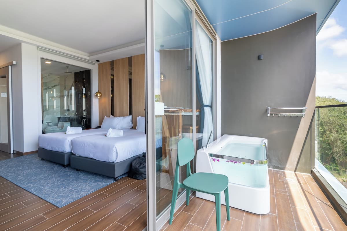Premium Deluxe Twin Room | 客房內保險箱、書桌、免費無線上網、床單