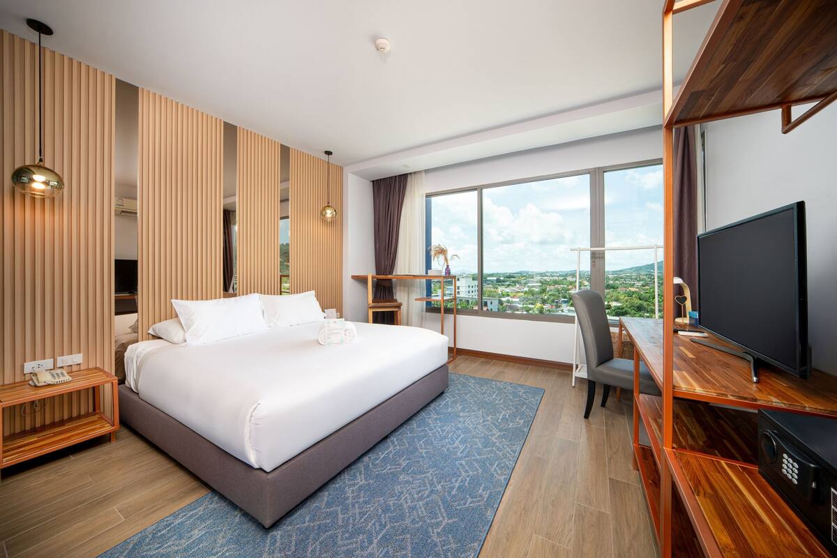 Grand Deluxe Room | 客房內保險箱、書桌、免費無線上網、床單