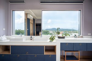 Panorama Suite Studio | Bathroom | Free toiletries, hair dryer, bathrobes, slippers