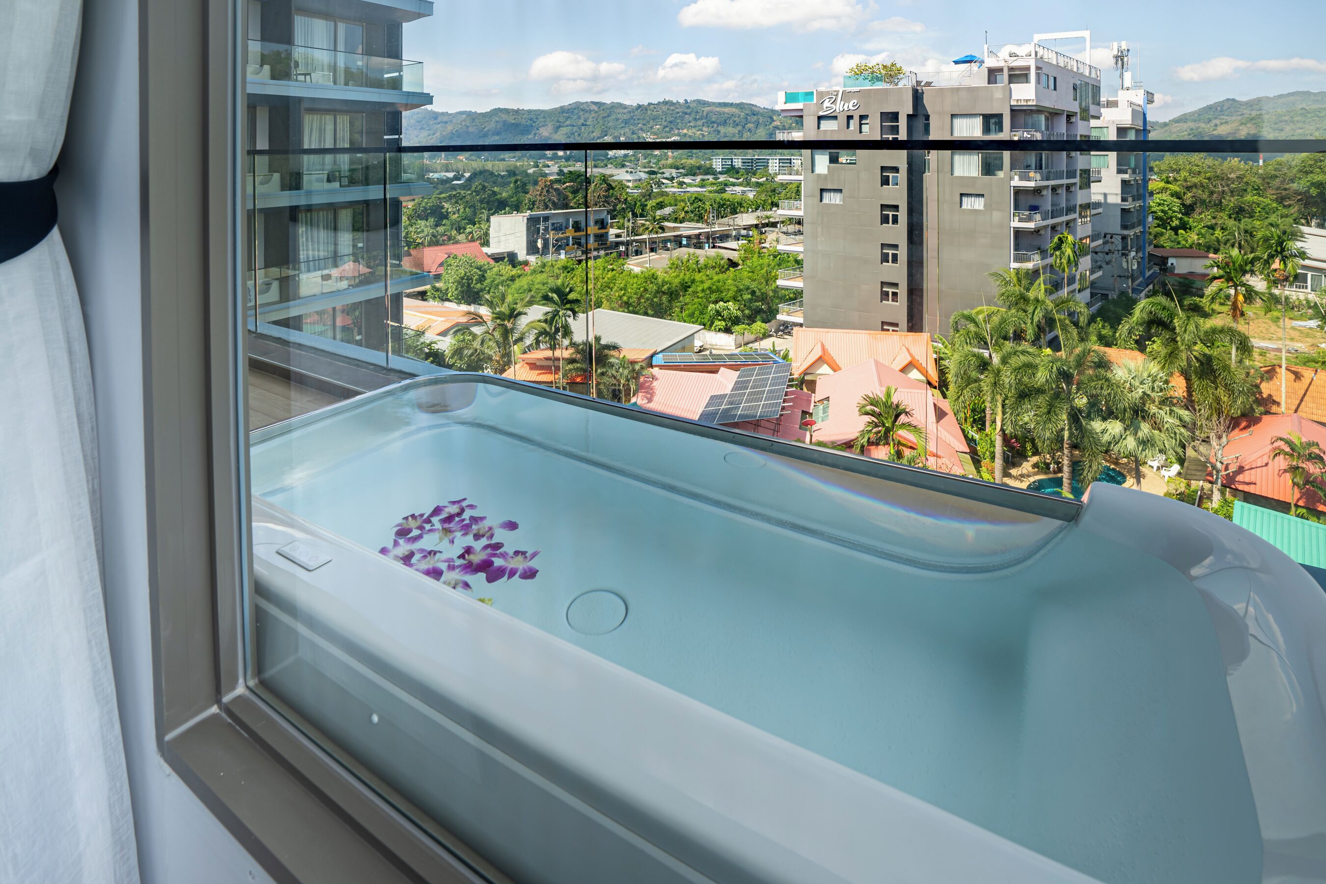 Super Deluxe Double with Bathtub | ตู้นิรภัยในห้องพัก, โต๊ะทำงาน, Wi-Fi ฟรี, ผ้าปูที่นอน