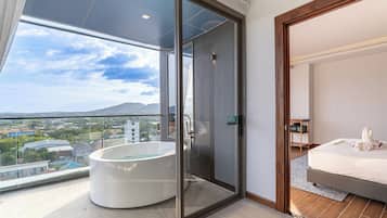 Panorama Executive Suite | ๊ฐ์ค ๋ด ๊ธ๊ณ , ์ฑ
์, ๋ฌด๋ฃ WiFi, ์นจ๋ ์ํธ