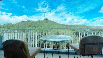 Grand Deluxe Room | ํ
๋ผ์ค/ํํฐ์ค