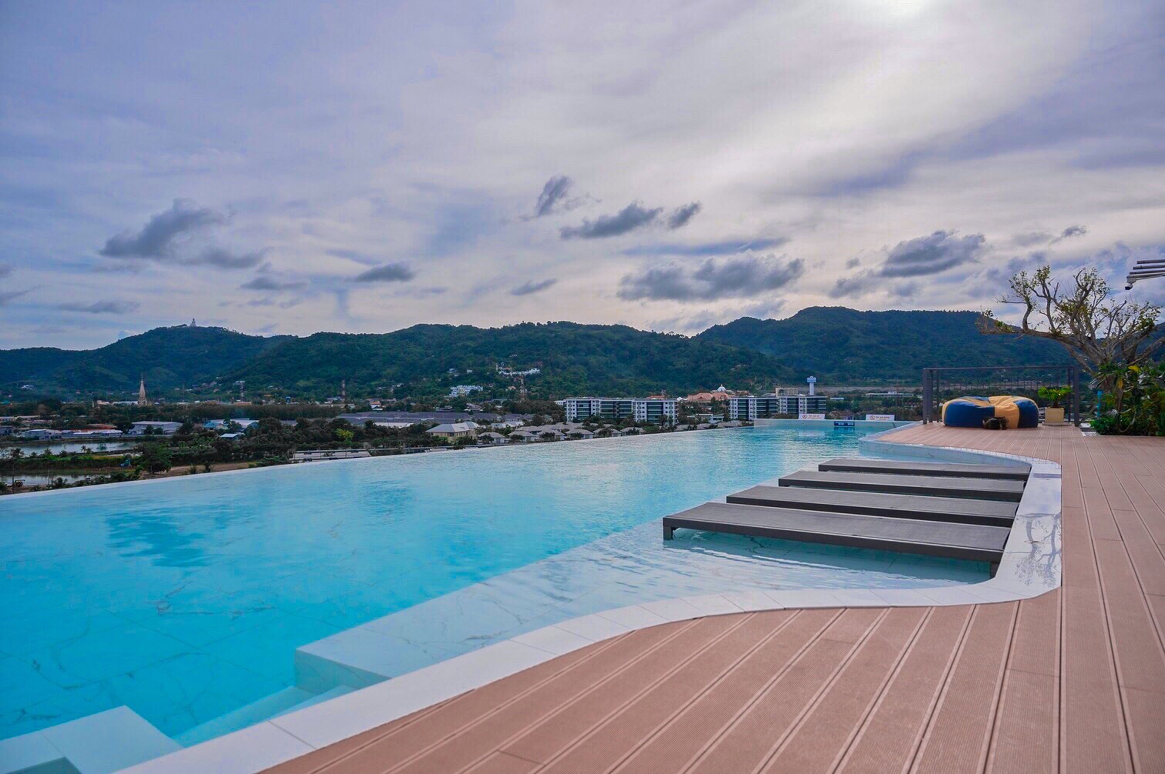 outdoor pool, open 8:00 am to 8:00 pm, pool loungers