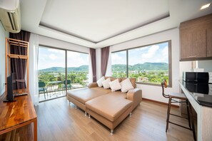 In-room safe, desk, free WiFi, bed sheets - The Blue (Chalong)