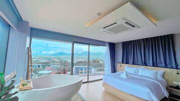 Fjölskyldusvíta | Öryggishólf í herbergi, skrifborð, ókeypis þráðlaus nettenging, rúmföt