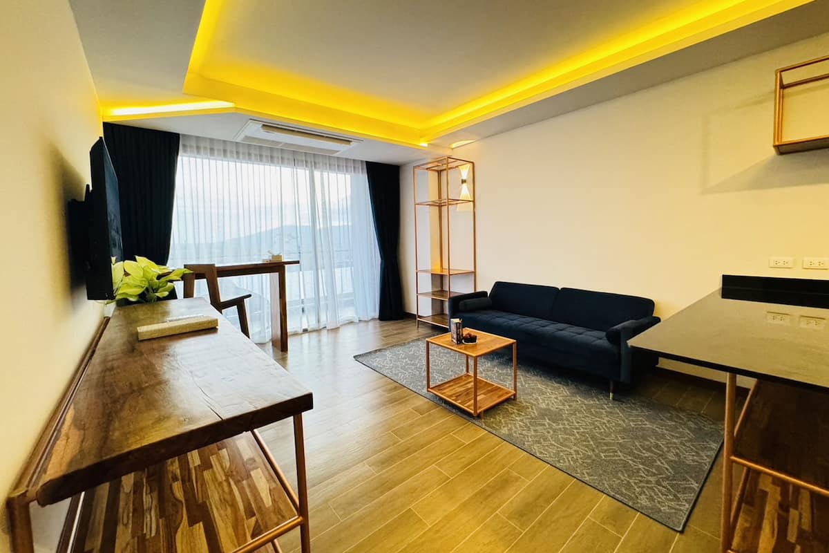 Premium Luxury Suite | 客房內保險箱、書桌、免費無線上網、床單