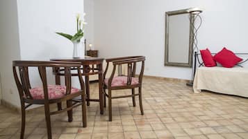 Classic-Doppelzimmer, Terrasse | Wohnbereich