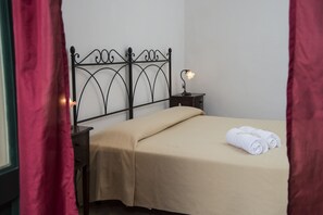 Quarto casal clássico, terraço | Frigobar, escrivaninha, berços (sobretaxa), Wi-Fi de cortesia