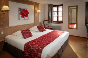 Comfort Double Room, 1 Bedroom, Private Bathroom | Desk, iron/ironing board, free WiFi, bed sheets - Hôtel La Cloche (Obernai)
