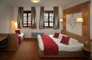 A hotel room with two beds, a desk, and a chair. - Hôtel La Cloche (Obernai)