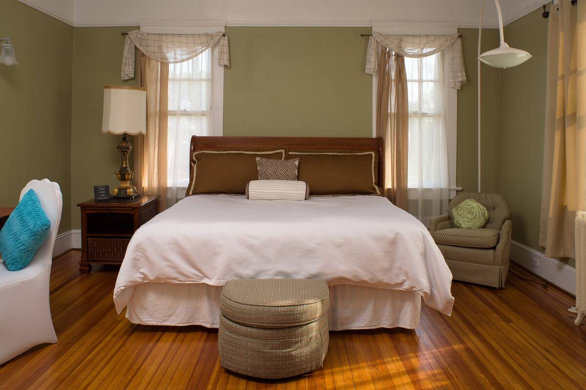 Deluxe Single Room, 1 King Bed | Premium bedding, memory-foam beds, desk, iron/ironing board