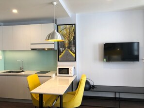 Studio Suite có tầm nhìn toàn cảnh | Khu vực ăn uống tại phòng