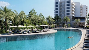 Piscine couverte, piscine extérieure, parasols de plage, chaises longues
