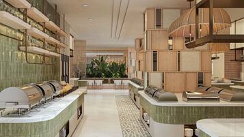 3 restaurantes, se sirven desayunos, comidas y cocina internacional