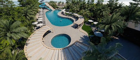 Piscine couverte, piscine extérieure, parasols de plage, chaises longues