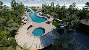 Piscine couverte, piscine extérieure, parasols de plage, chaises longues