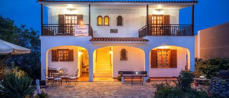 Facciata della struttura - sera/notte