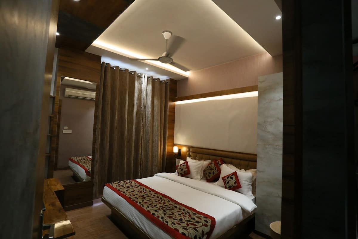 Free minibar items, in-room safe, laptop workspace, soundproofing