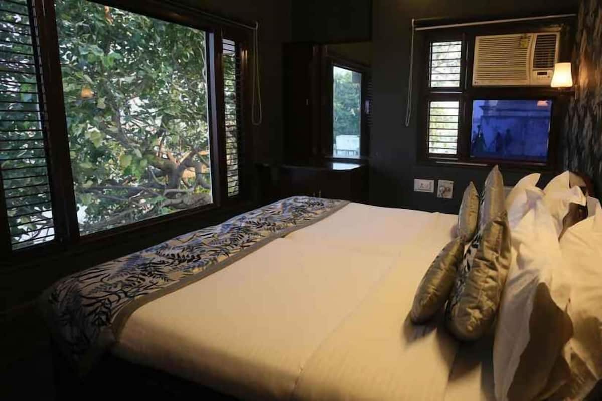 Deluxe Double or Twin Room | Free minibar items, in-room safe, laptop workspace, soundproofing