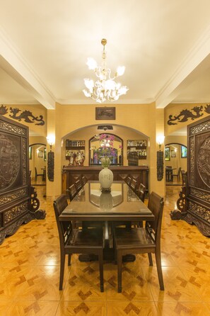 Bar (on property) - Dragon Hotel (Hanoi)