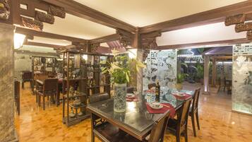 4 restaurants, breakfast, lunch, dinner served; international cuisine