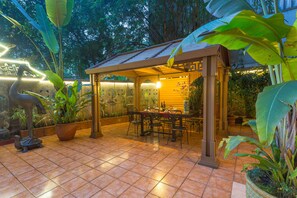 4 restaurants, breakfast, lunch, dinner served; international cuisine