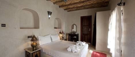 Chambre Double Standard, vue montagne | Literie de qualité supérieure, coffres-forts dans les chambres, bureau