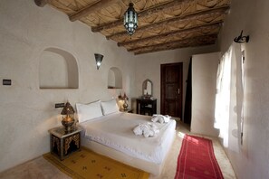 Dobbeltrom – standard, fjellutsikt | Sengetøy av topp kvalitet, safe på rommet og skrivebord