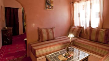 Suite Standar, 1 Tempat Tidur Double, kamar mandi pribadi, lantai dasar | Seprai premium, brankas, meja kerja, dan tirai kedap cahaya