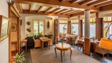 Desayuno continental (EUR 13 por persona)