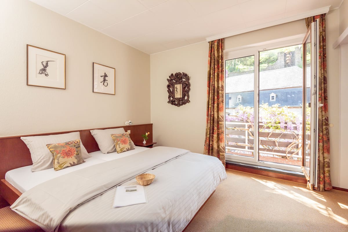 Suite, Balcony, Garden Area | 1 bedroom, in-room safe, free WiFi