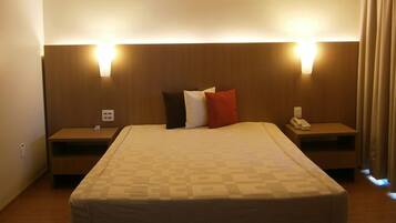 ميني بار ومكتب وستائر تعتيم ومكواة/لوح كي